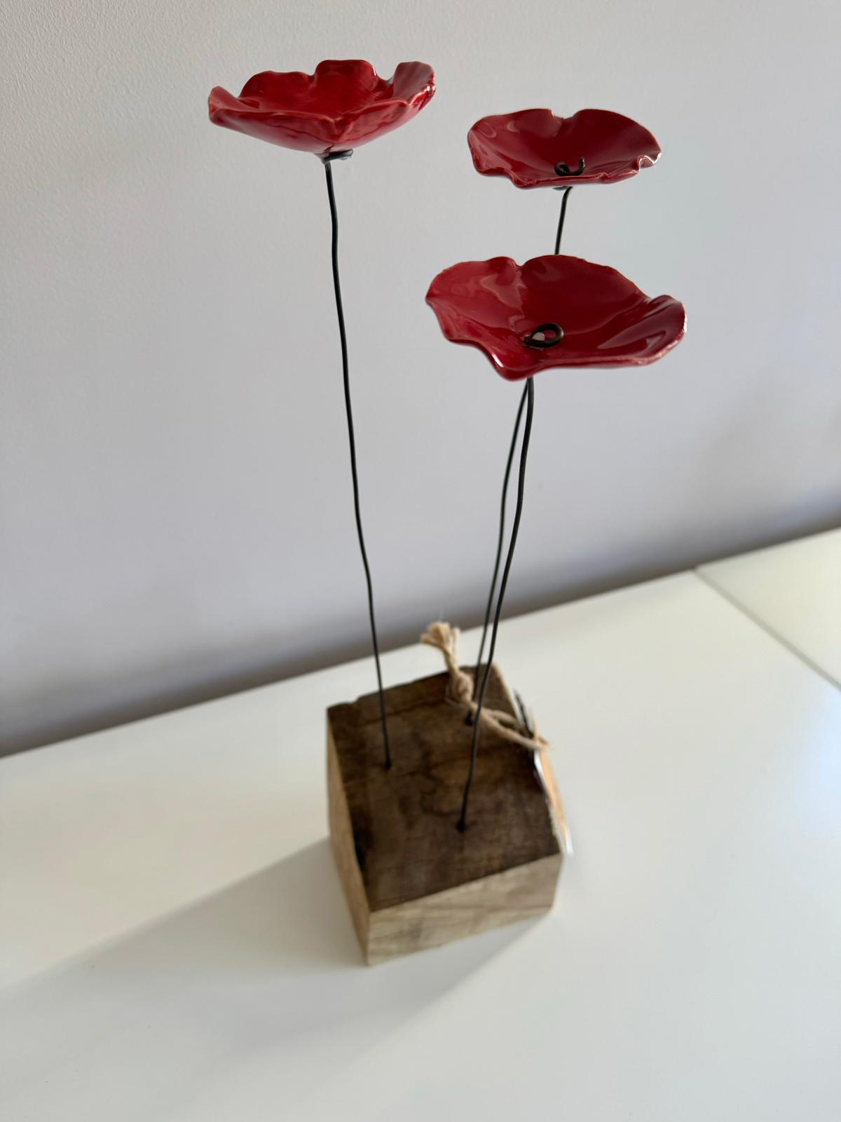 X 3 fleurs céramique sur socle en bois