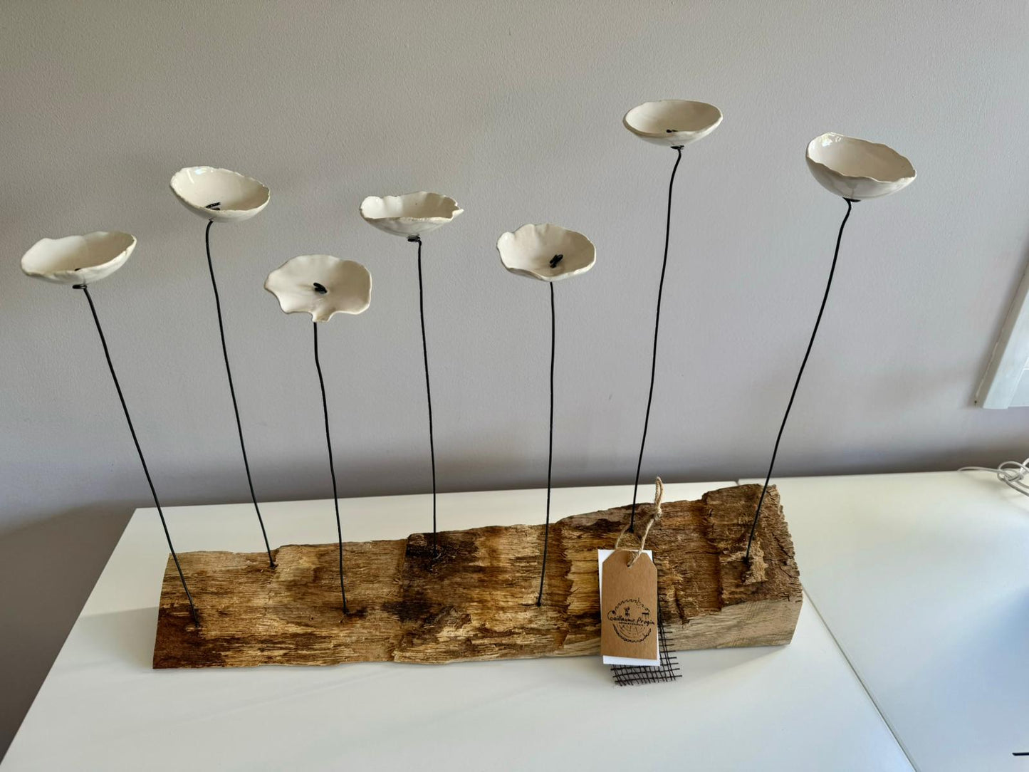Décoration fleurs céramique et fil de fer sur support en bois