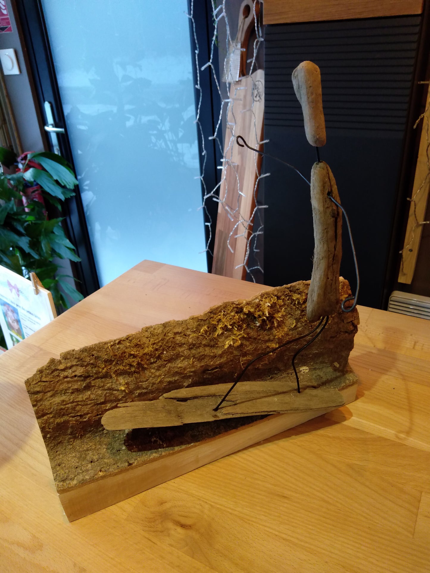 Sculpture surfeur bois et fil de fer recuit 30x35x4cm