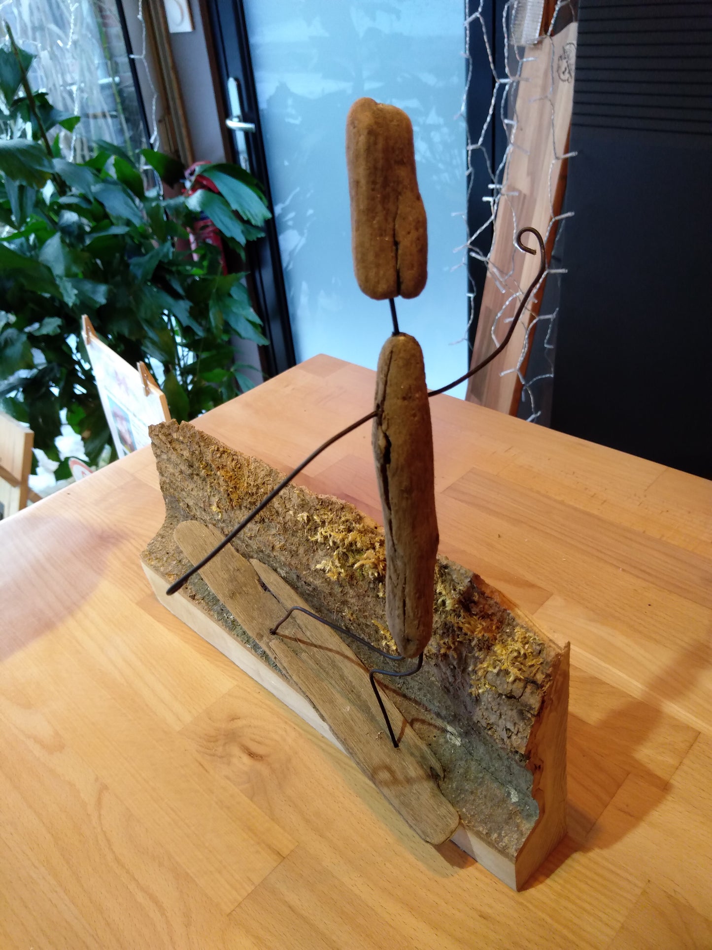 Sculpture surfeur bois et fil de fer recuit 30x35x4cm