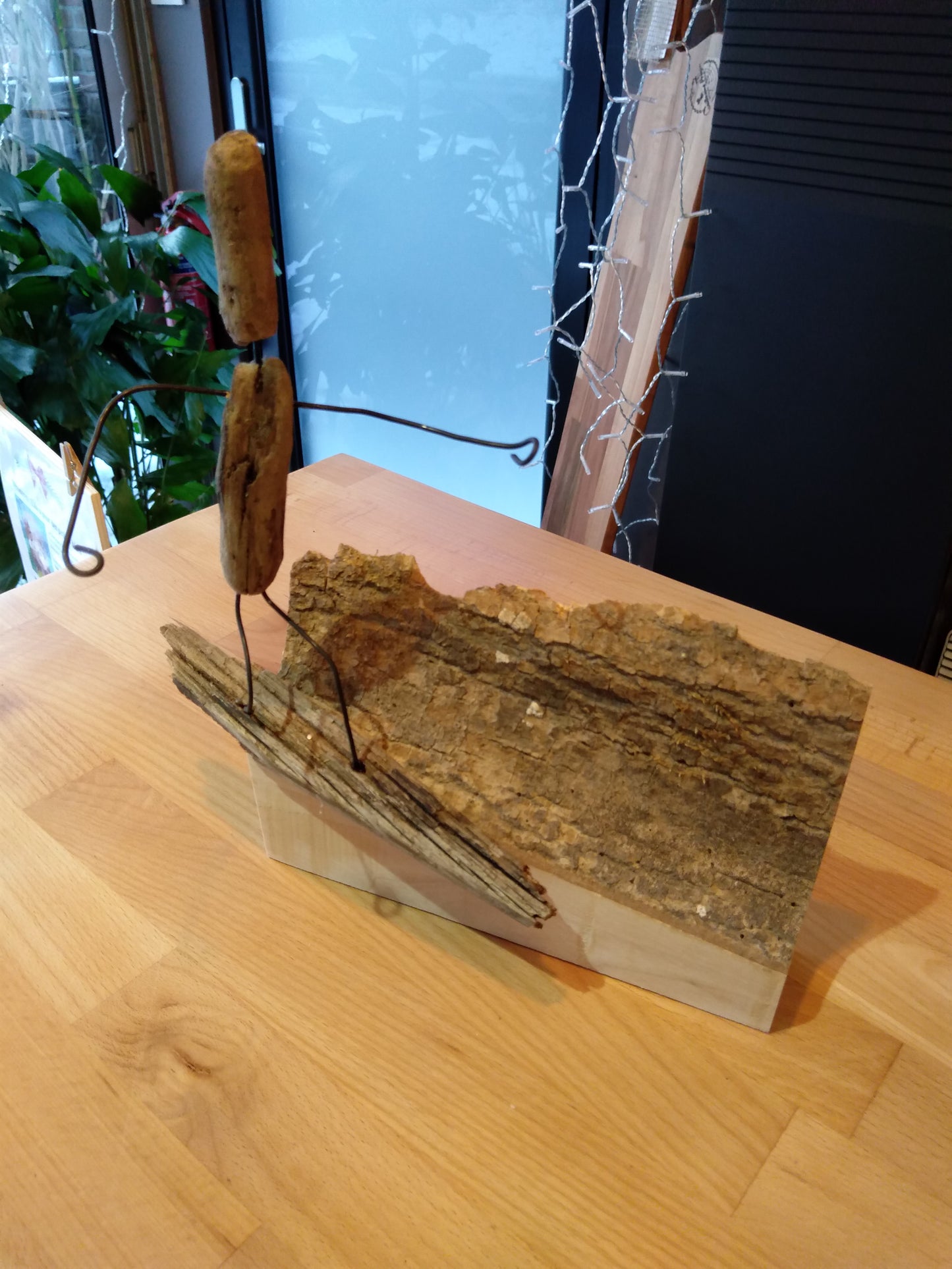 Sculpture surfeur bois et fil de fer recuit 26x29x4cm