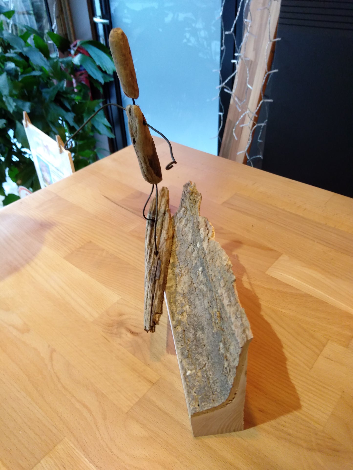 Sculpture surfeur bois et fil de fer recuit 26x29x4cm