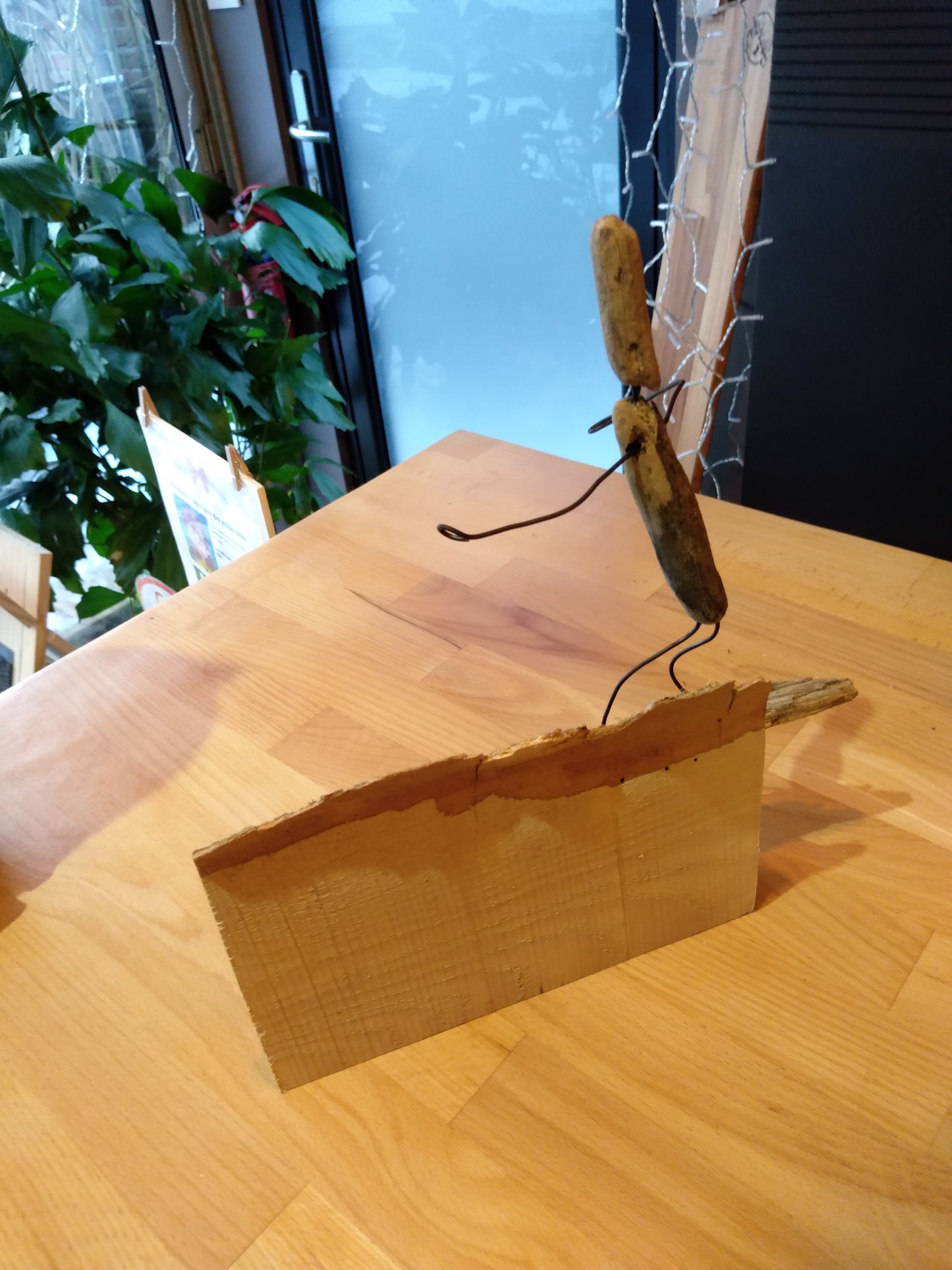 Sculpture surfeur bois et fil de fer recuit 26x29x4cm