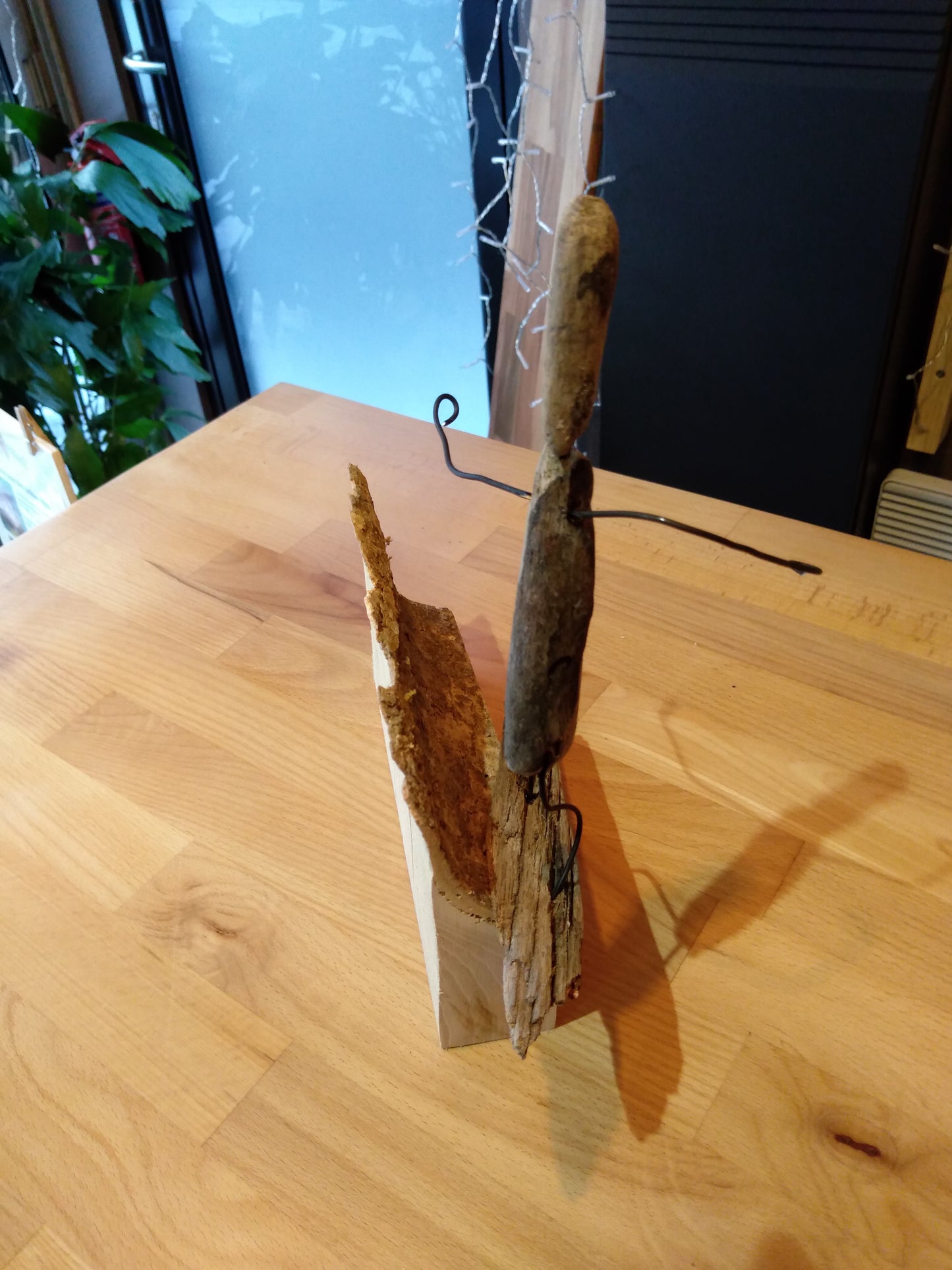 Sculpture surfeur bois et fil de fer recuit 26x29x4cm